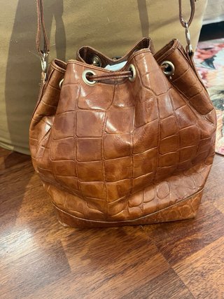 Borsa a secchiello in pelle effetto coccodrillo