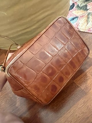 Borsa a secchiello in pelle effetto coccodrillo