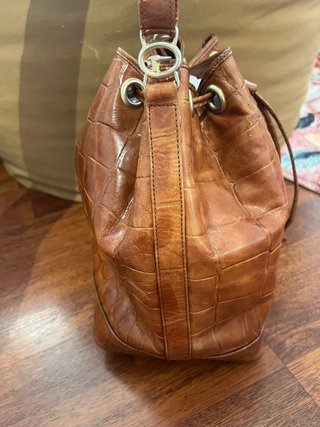 Borsa a secchiello in pelle effetto coccodrillo