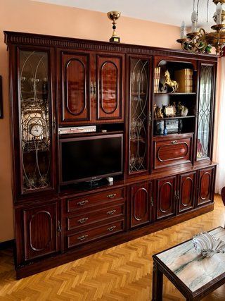Gran mueble de salón clásico de madera
