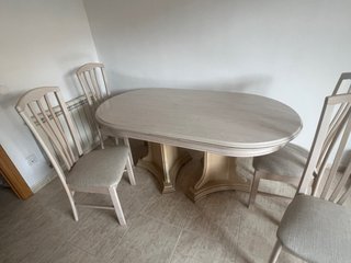 Mesa extensible y 4 sillas comedor