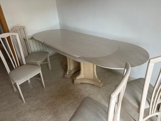Mesa extensible y 4 sillas comedor