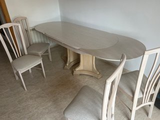 Mesa extensible y 4 sillas comedor