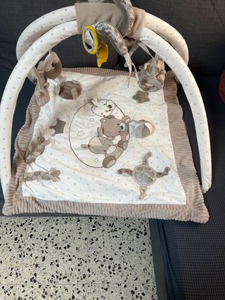 Gimnasio para bebé con peluches