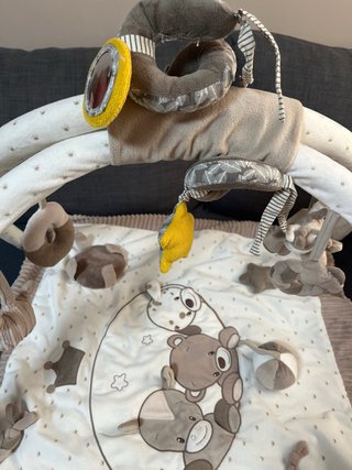 Gimnasio para bebé con peluches
