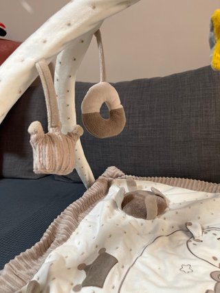 Gimnasio para bebé con peluches