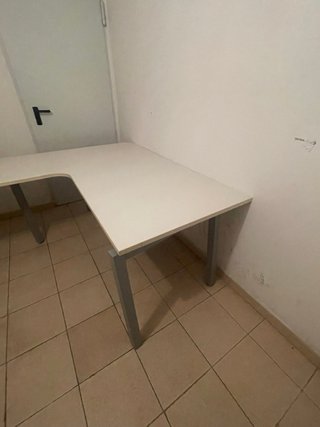 Mesa de estudio blanca y gris