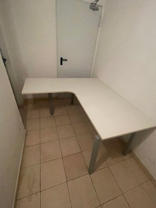 Mesa de estudio blanca y gris