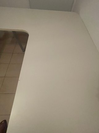Mesa de estudio blanca y gris