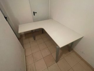 Mesa de estudio blanca y gris