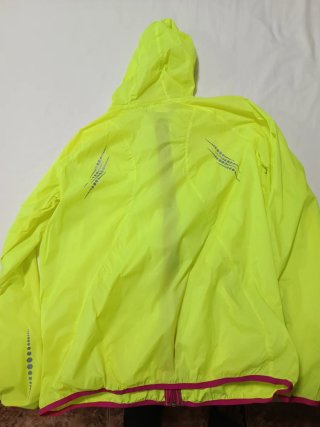 Cortavientos amarillo