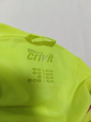 Cortavientos amarillo