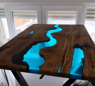 Mesa madera olivo y resina autor