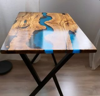 Mesa madera olivo y resina autor