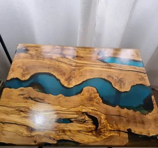 Mesa madera olivo y resina autor