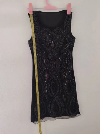 Vestido negro con pedrería y espalda transparente