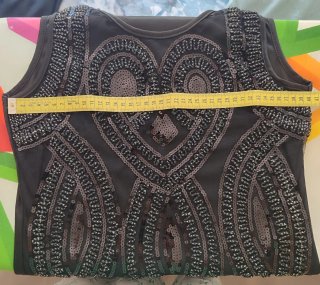Vestido negro con pedrería y espalda transparente