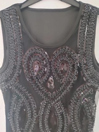 Vestido negro con pedrería y espalda transparente