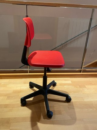 Silla de estudio roja juvenil