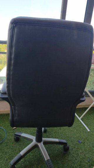 Silla de despacho de piel negra
