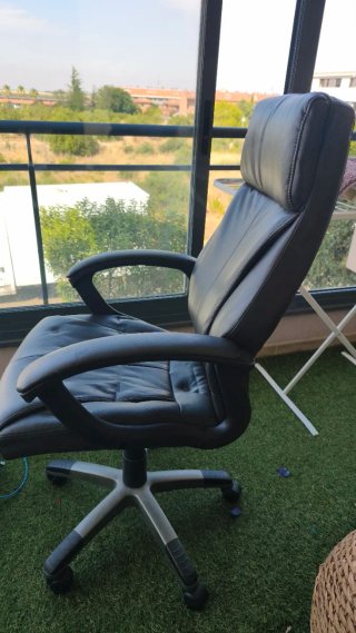 Silla de despacho de piel negra