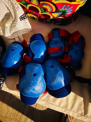 Casco y protecciones patinaje azul