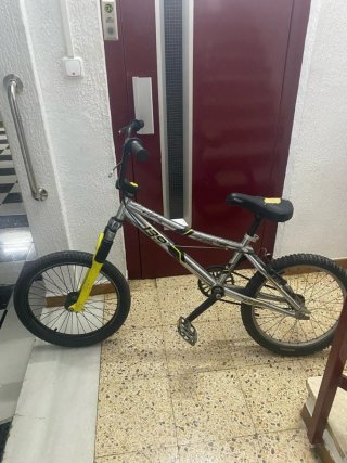 Bicicleta BMX Plateada Monty 139 Series