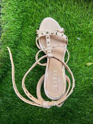 Sandalias de tacón beige y dorado