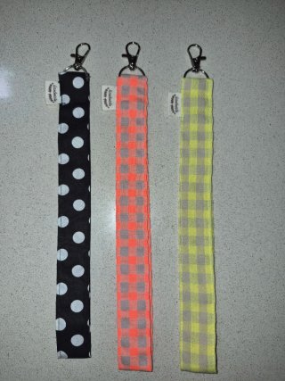 Llavero de muñeca con diseño a cuadros