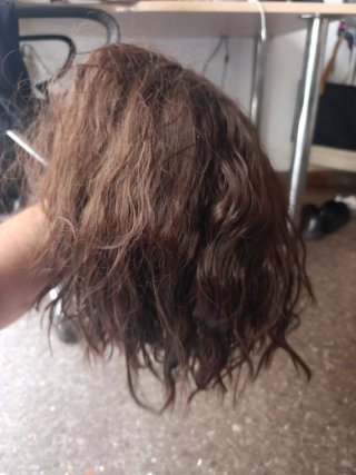 Peluca castaña ondulada