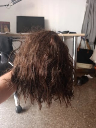 Peluca castaña ondulada