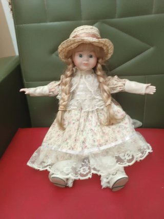 Muñeca de porcelana vintage con vestido floral