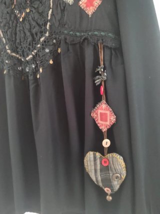 Camiseta negra con adornos