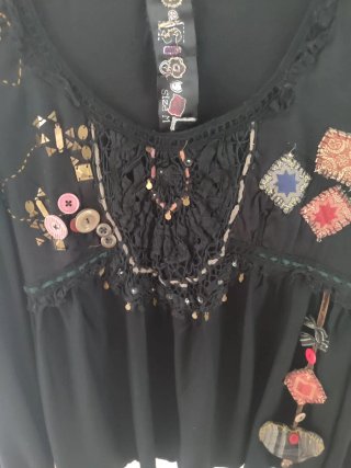 Camiseta negra con adornos
