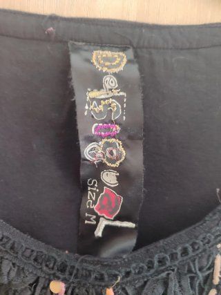 Camiseta negra con adornos