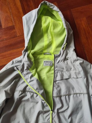 Cortavientos gris con detalles en verde