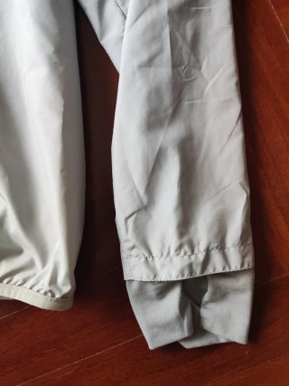 Cortavientos gris con detalles en verde