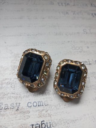 Pendientes de clip con piedras azules y dorados