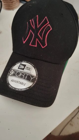 Gorra New Era 9FORTY Ajustable NY Negra Rosa