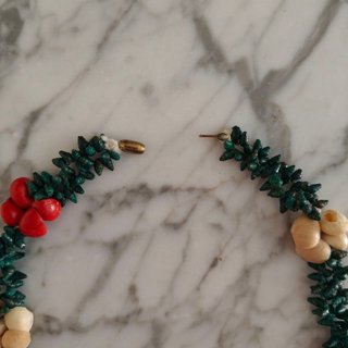 Collar de conchas verde y rojo