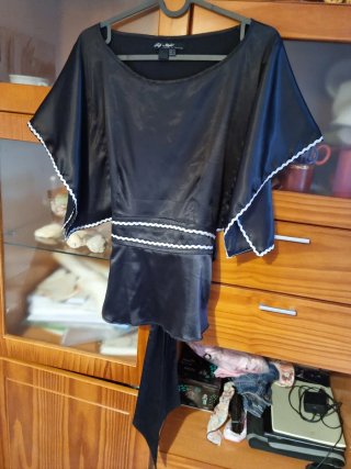 Blusa Y2K Reworked Satinada Negra Coquette