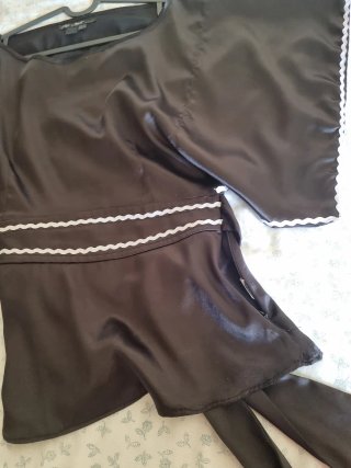 Blusa Y2K Reworked Satinada Negra Coquette