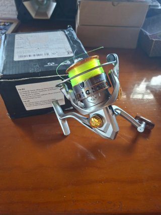 Carrete de pesca con sedal verde