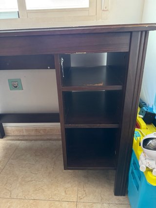 Escritorio de madera marrón