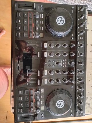 Controladora DJ Traktor Kontrol S4