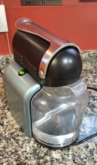 Cafetera Nespresso DeLonghi. Muy cuidada y limpia.