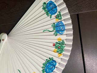 Abanico pintado a mano con flores azules