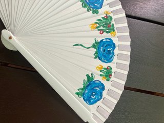 Abanico pintado a mano con flores azules