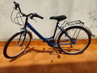 Bicicleta de paseo azul