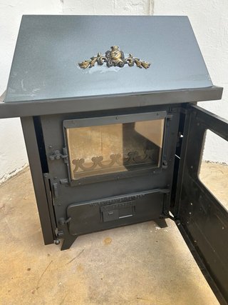 Chimenea de leña negra y gris